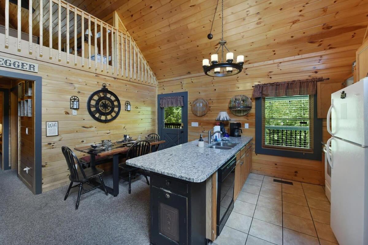 Ryes And Shine Bootlegger'S Cabin! Hot Tub* Pool* Arcade* Billiards *Ev * Pet Friendly Sevierville Exteriör bild