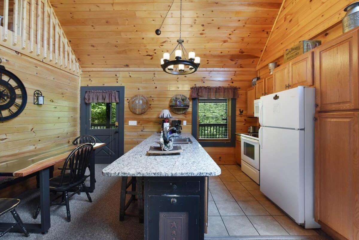 Ryes And Shine Bootlegger'S Cabin! Hot Tub* Pool* Arcade* Billiards *Ev * Pet Friendly Sevierville Exteriör bild