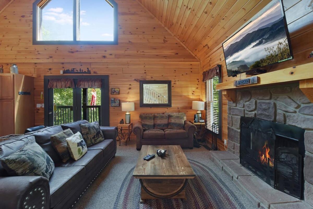 Ryes And Shine Bootlegger'S Cabin! Hot Tub* Pool* Arcade* Billiards *Ev * Pet Friendly Sevierville Exteriör bild