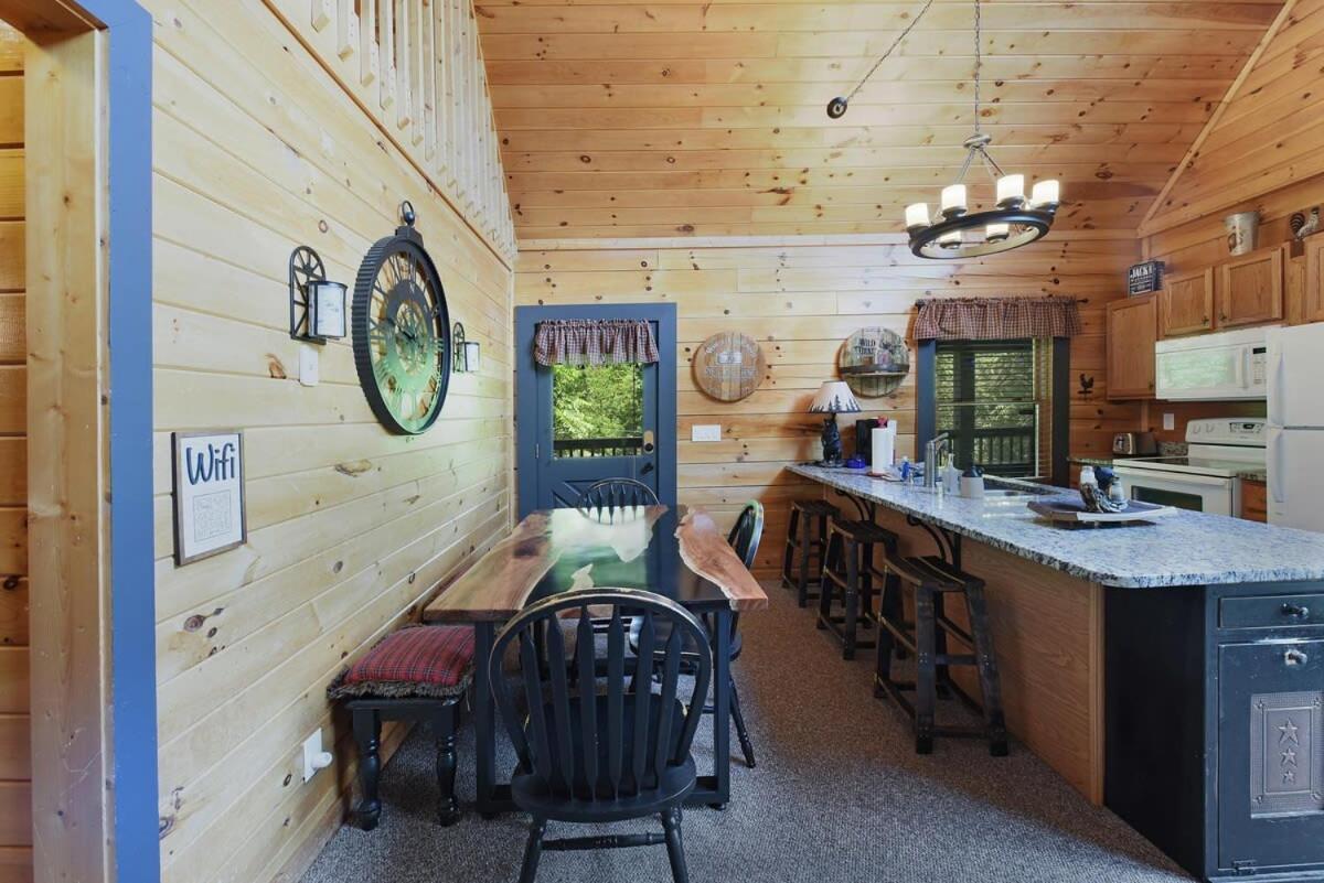Ryes And Shine Bootlegger'S Cabin! Hot Tub* Pool* Arcade* Billiards *Ev * Pet Friendly Sevierville Exteriör bild